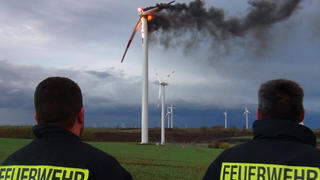Ein Windrad brennt am 27.10.2013 auf einem Acker im Bördekreis (Sachsen-Anhalt), rund 20 Kilometer westlich von Magdeburg. Die Ursache des Brandes war vorerst unklar, es gab aber in der Region am Sonntag ein Unwetter mit starken Windböen. Foto: Str./dpa +++(c) dpa - Bildfunk+++