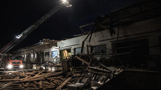17.02.2020, Berlin: Trümmer liegen rund um eine Lagerhalle in Lichtenberg. Dort kam es am frühen Abend aus bislang ungeklärten Ursachen zu einer Explosion, durch die drei Menschen verletzt worden. Foto: Paul Zinken/dpa +++ dpa-Bildfunk +++