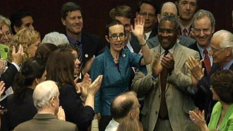 Emotionaler Moment im Abgeordnetenhaus: Gabrielle Giffords gibt ihre Stimme ab.