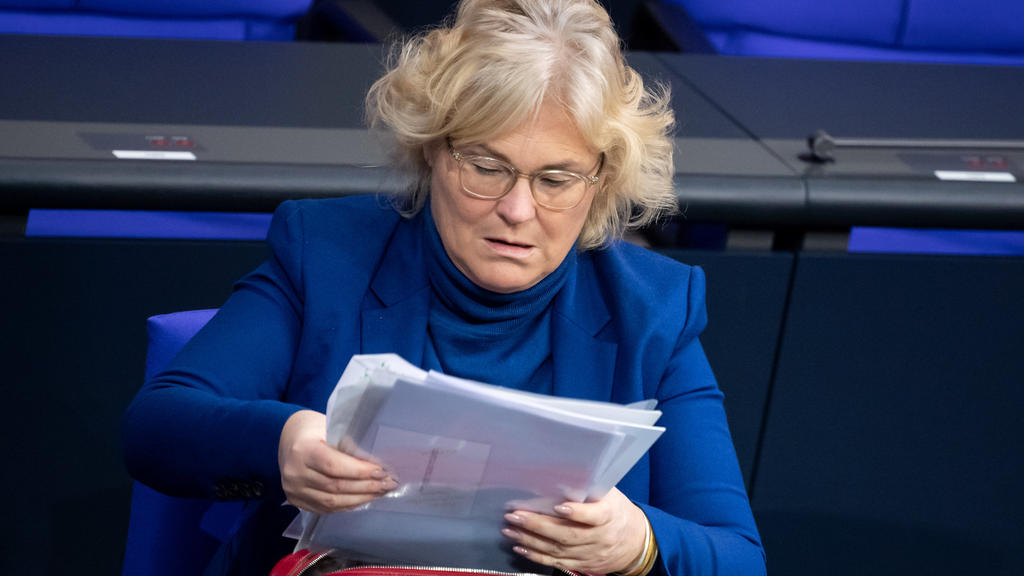 14.02.2020, Berlin: Christine Lambrecht (SPD), Bundesjustizministerin, sitzt kurz vor Beginn der Plenarsitzung im Deutschen Bundestag. Die Hauptthemen der 147. Sitzung der 19. Legislaturperiode sind, neben Beratungen über die Beschleunigung von Verke