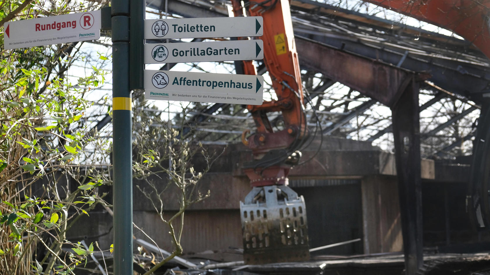  u.B.z. Beginn der Abrissarbeiten des Affenhauses im Zoo Krefeld mit 2 Baggern und einem Kran in verschiedenen Szenen. Brand im Affenhaus Krefeld in der Silvesternacht 2019/2020. *** u e.g. start of the demolition of the monkey house in Krefeld Zoo w
