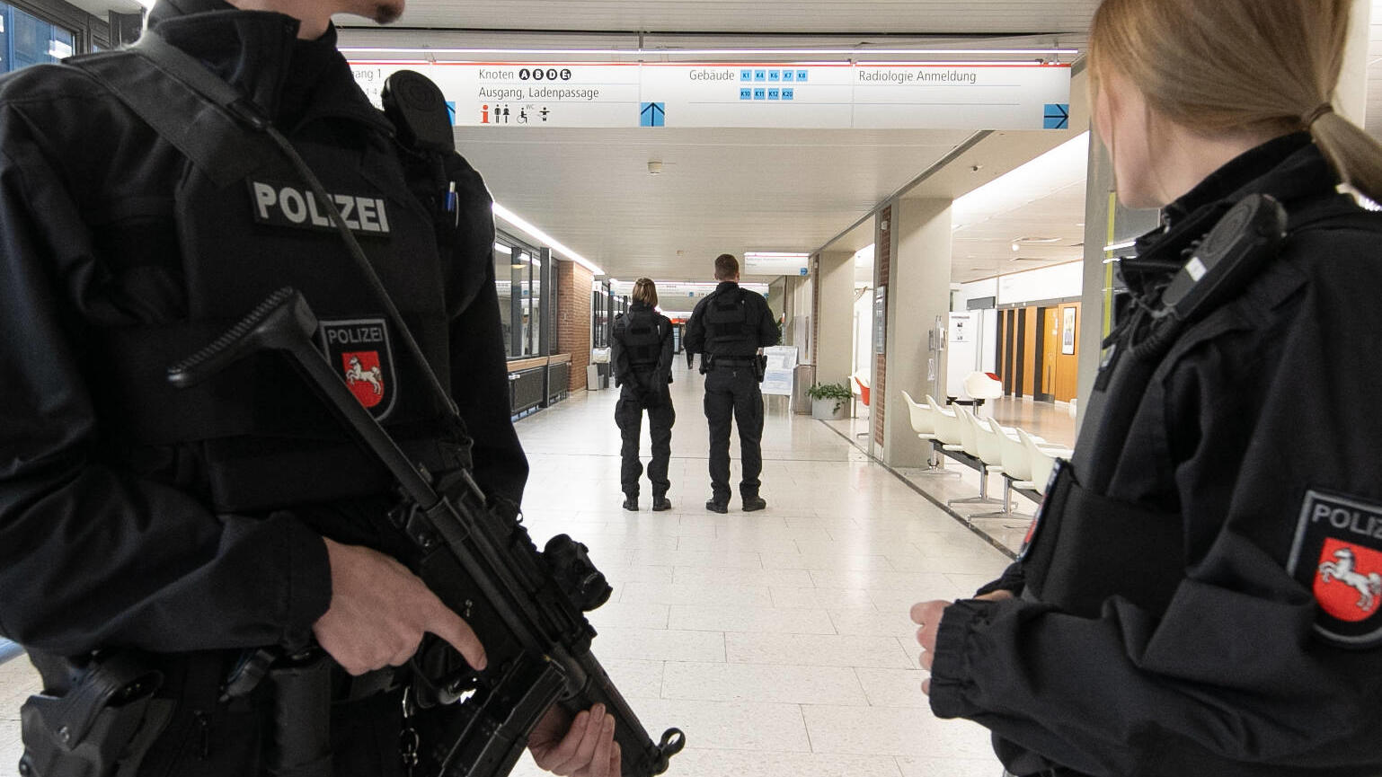 Polizei in der MHH-Klinik in Hannover