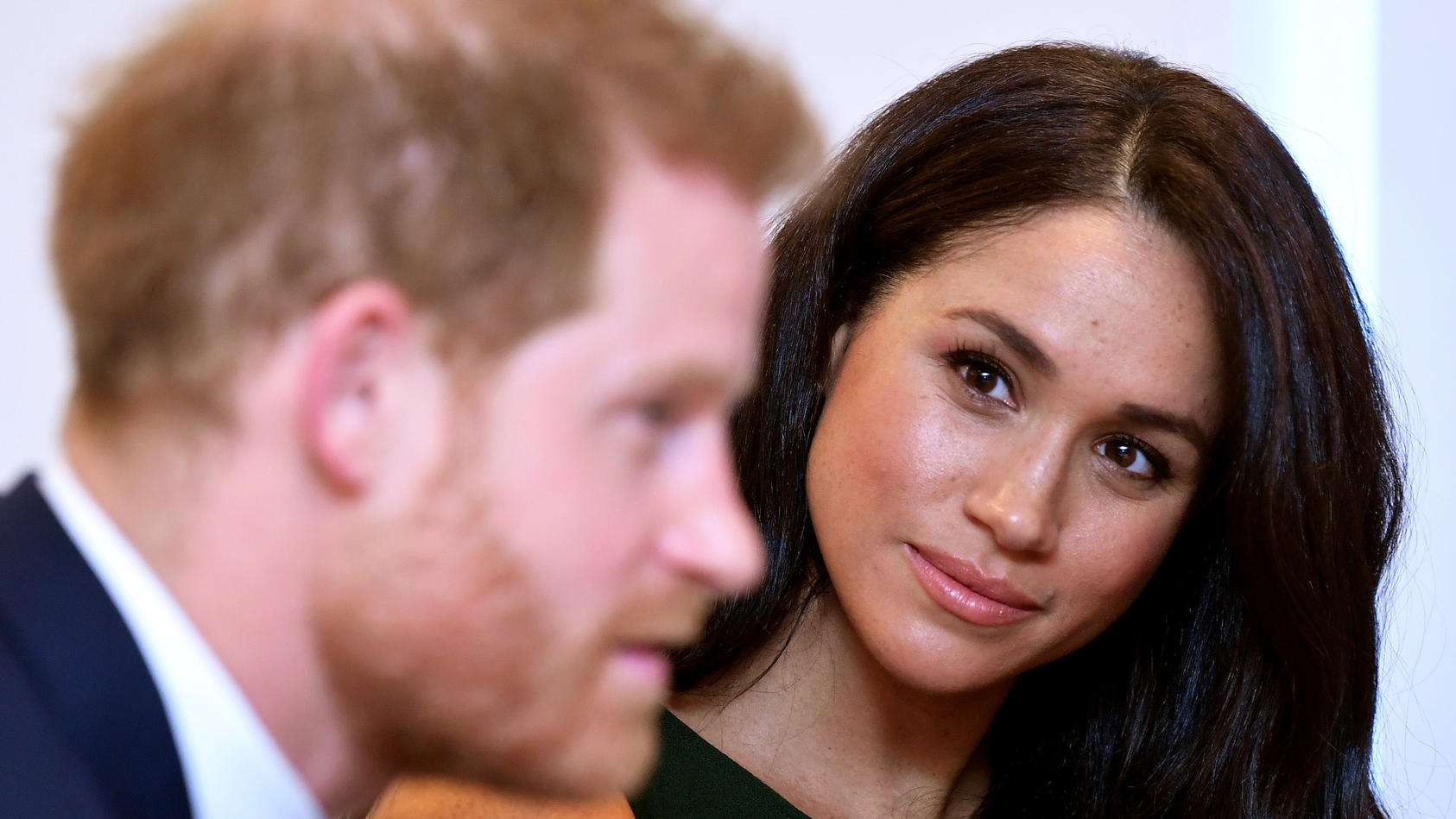 ARCHIV - 15.10.2019, Großbritannien, London: Der britische Prinz Harry (l), Herzog von Sussex, und seine Frau Meghan, Herzogin von Sussex, nehmen an den jährlichen «WellChild Awards» im Royal Lancaster Hotel teil. (zu dpa: «Meghans Vater: Harry, steh