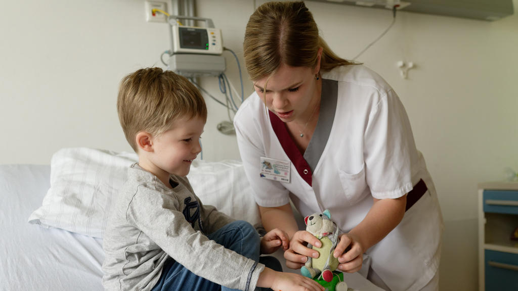 10.02.2020, Nordrhein-Westfalen, Mönchengladbach: Kinderkrankenschwester Sylvia Croonenbroeck (r) spielt im Zentrum für Kinder- und Jugendmedizin im Elisabeth-Krankenhaus Rheydt mit dem vier Jahre alten Lönne. Die Kinderärzte in Deutschland diagnosti