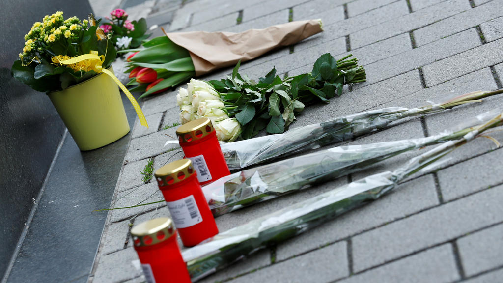 Blumen und Kerzen für die Opfer in Hanau