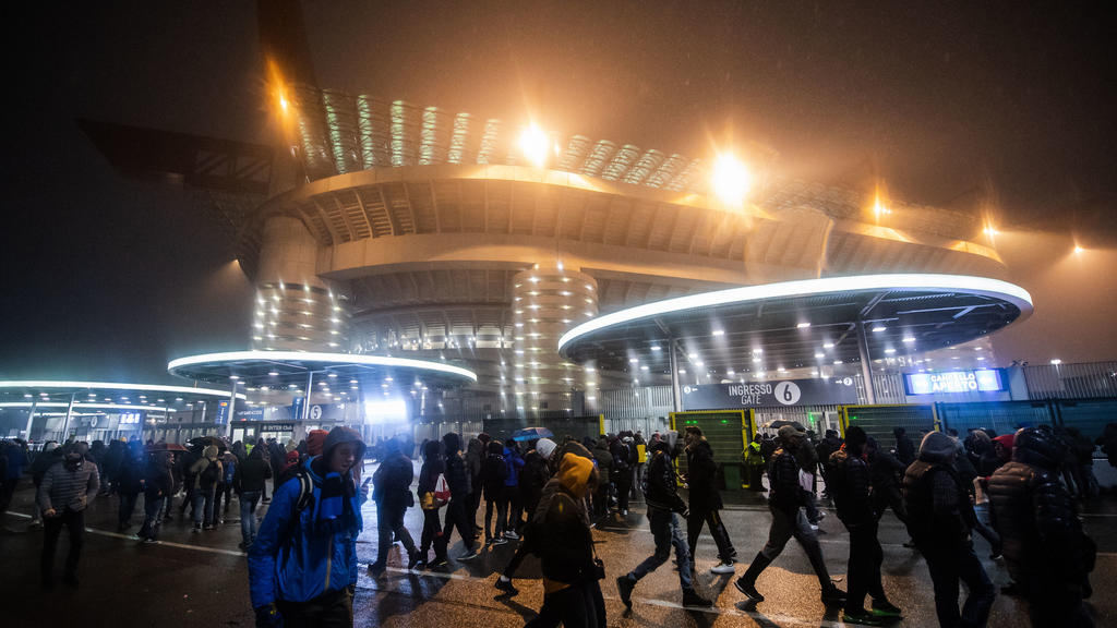 09.02.2020, Italien, Mailand: Fußball: Serie A, Italien, Inter Mailand - AC Mailand, 23. Spieltag, im Stadio Guiseppe Meazza. Zuschauer stehen vor Beginn des Spiels vor dem Stadion. Foto: Petter Arvidson/Bildbyran via ZUMA Press/dpa +++ dpa-Bildfunk