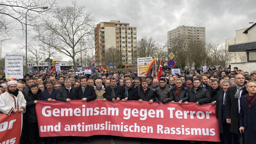 Nach ersten Schätzungen der Polizei liefen um die 6.000 Menschen vom Tatort Kurt-Schumacher-Platz zum Marktplatz in der Innenstadt.