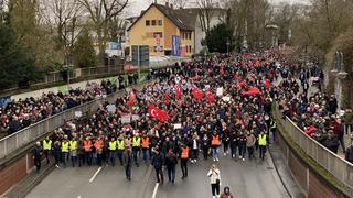 Mehrere tausend Menschen haben am Sonntag in Hanau der Opfer des mutmaßlich rassistischen Anschlags gedacht.