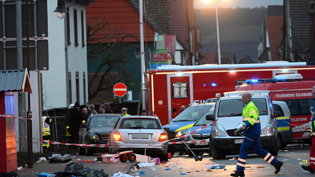 24.02.2020, Hessen, Volkmarsen: Blick auf das Auto, das in einen Rosenmontagsumzug gefahren ist. Dutzende Menschen wurden verletzt. Die Polizei geht davon aus, dass der Fahrer sein Auto absichtlich in die Menge steuerte. Foto: Uwe Zucchi/dpa - ACHTUN