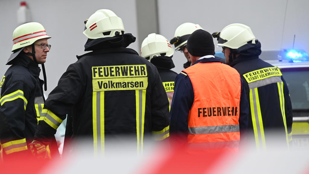 Volkmarsen: Feuerwehrleute stehen an der Unfallstelle.