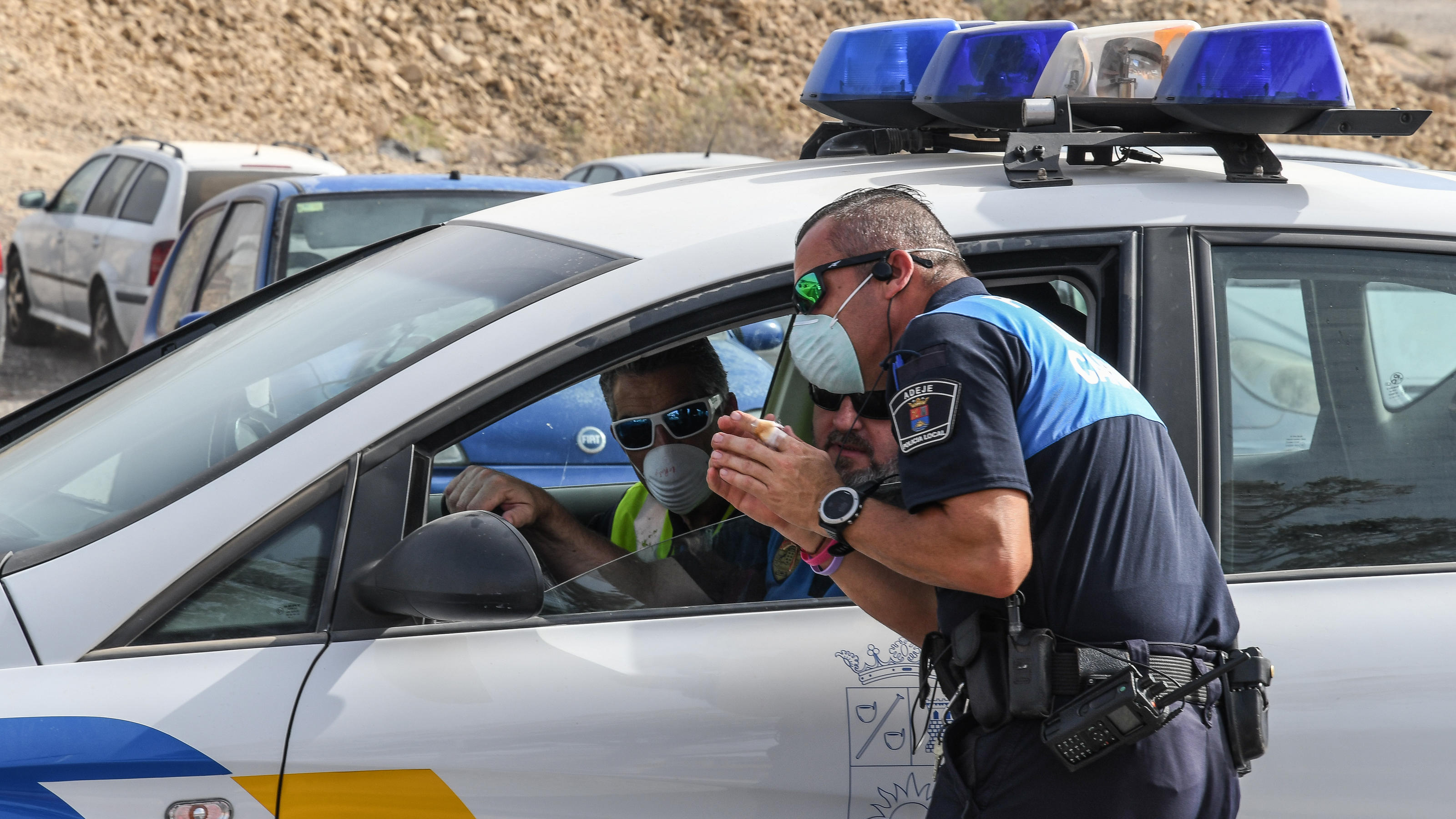 Polizisten vor dem Hotel