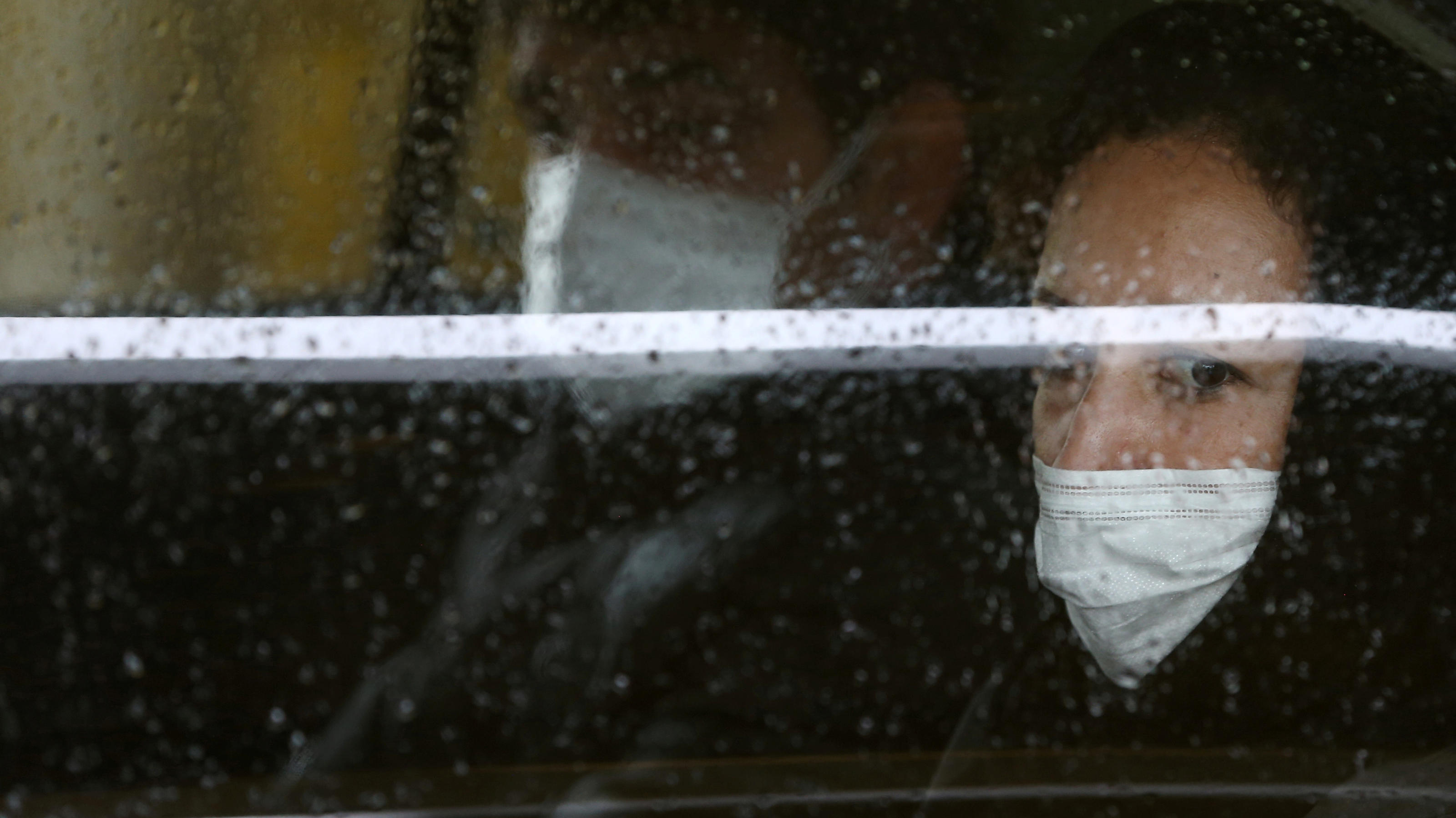 Menschen mit Schutzmasken in Teheran 