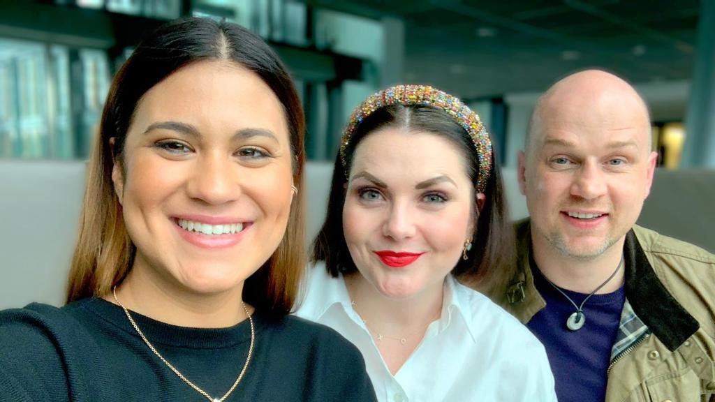 Steffi Brungs und Sarah Saczek fühlen Sebastians bestem Freund Kai Pierre Thieß auf den Zahn