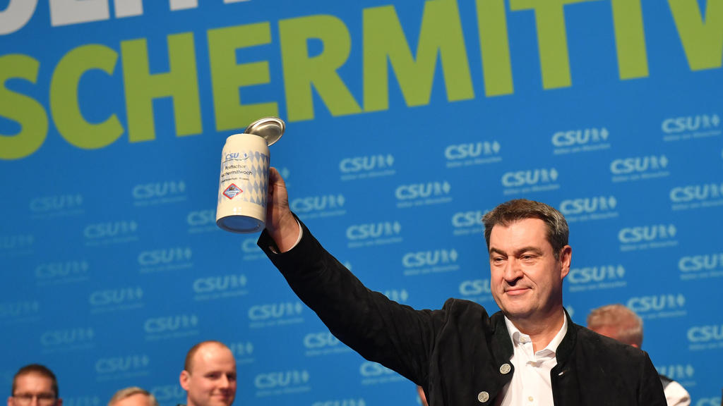 26.02.2020, Bayern, Passau: Markus Söder, CSU-Vorsitzender und Ministerpräsident aus Bayern prostet beim Politischen Aschermittwoch der CSU den Anwesenden zu. Foto: Peter Kneffel/dpa +++ dpa-Bildfunk +++