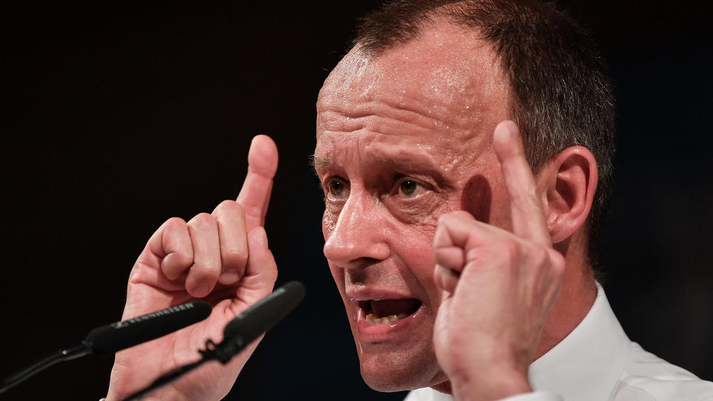 26.02.2020, Thüringen, Apolda: Friedrich Merz, ehemaliger Vorsitzender der CDU/CSU-Fraktion im Bundestag, spricht in der Festhalle der Vereinsbrauerei Apolda, beim politischen Aschermittwoch des thüringischen Landesverbandes der CDU. Foto: Martin Sch