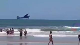 In Tombo in Brasilien musste ein Pilot im Meer notlanden.
