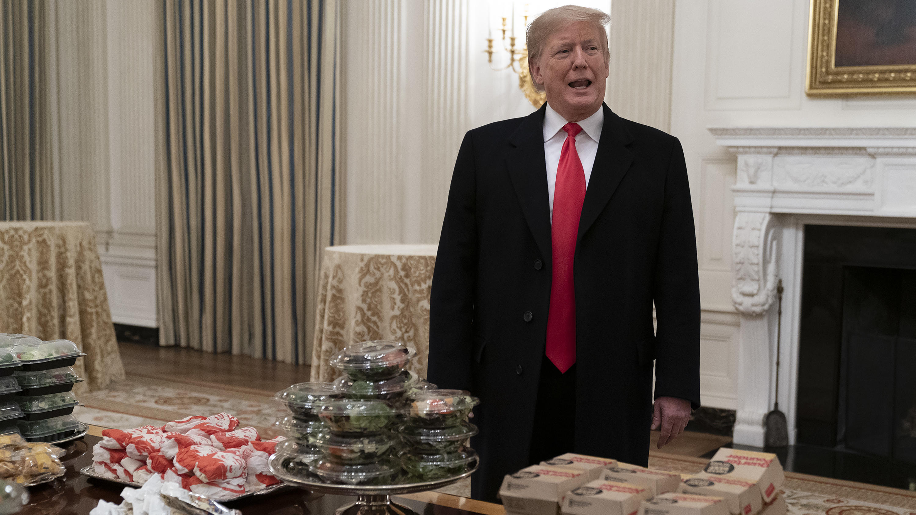 Donald Trump ist ein Fan von Fast FooDonald Trump servierte eine Football-Mannschaft diesen Haufen Fast Food.
