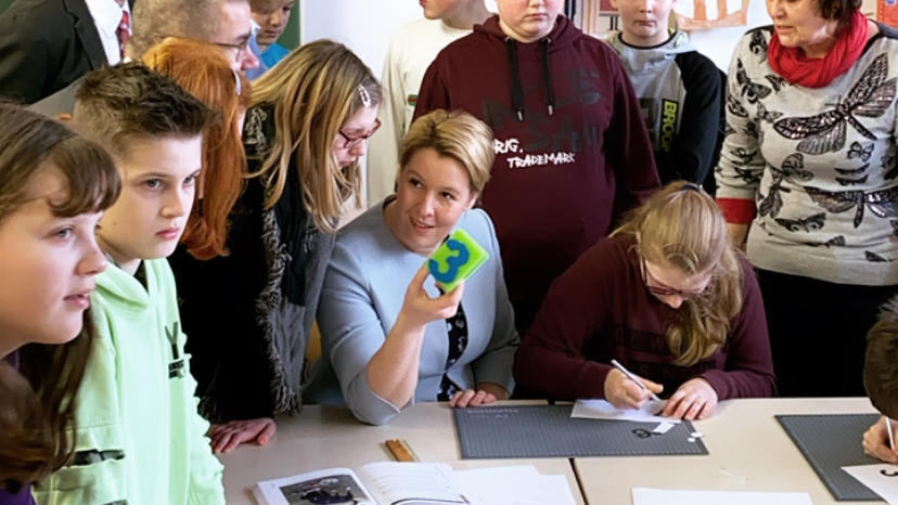 Giffey mit Schülern einer Förderschule.