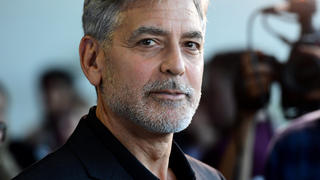 ARCHIV - 15.05.2019, Großbritannien, London: George Clooney, Schauspieler aus den USA, kommt zur Premiere des Films «Catch-22 - Der böse Trick» im GUE Cinema Westfield. (zu dpa "Clooney zu Motorrad-Unfall: Habe alle neun Leben aufgebraucht") Foto: Ian West/PA Wire/dpa +++ dpa-Bildfunk +++