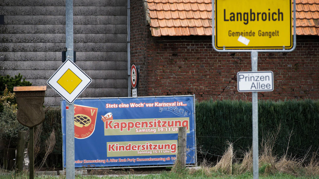 27.02.2020, Nordrhein-Westfalen, Gangelt: Ein Plakat lädt am Eingang im Ortsteil Langbroich zur Karnevalsveranstaltung "Kappensitzung". In Gangelt im Kreis Heinsberg sind die rund 300 Besucher der Karnevalsveranstaltung aufgerufen, sich bei den Behör
