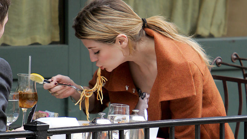 Das kann peinlich werden - beim ersten Date sollten Sie auf Spaghetti verzichten.