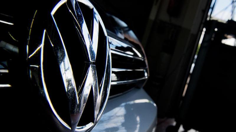 Entschädigung möglich: Volkswagen hat sich mit Verbraucherschützern auf einen Vergleich geeinigt. Für unterschiedliche Modelle bietet VW dabei verschiedene Summen. Foto: Julian Stratenschulte/dpa/dpa-tmn