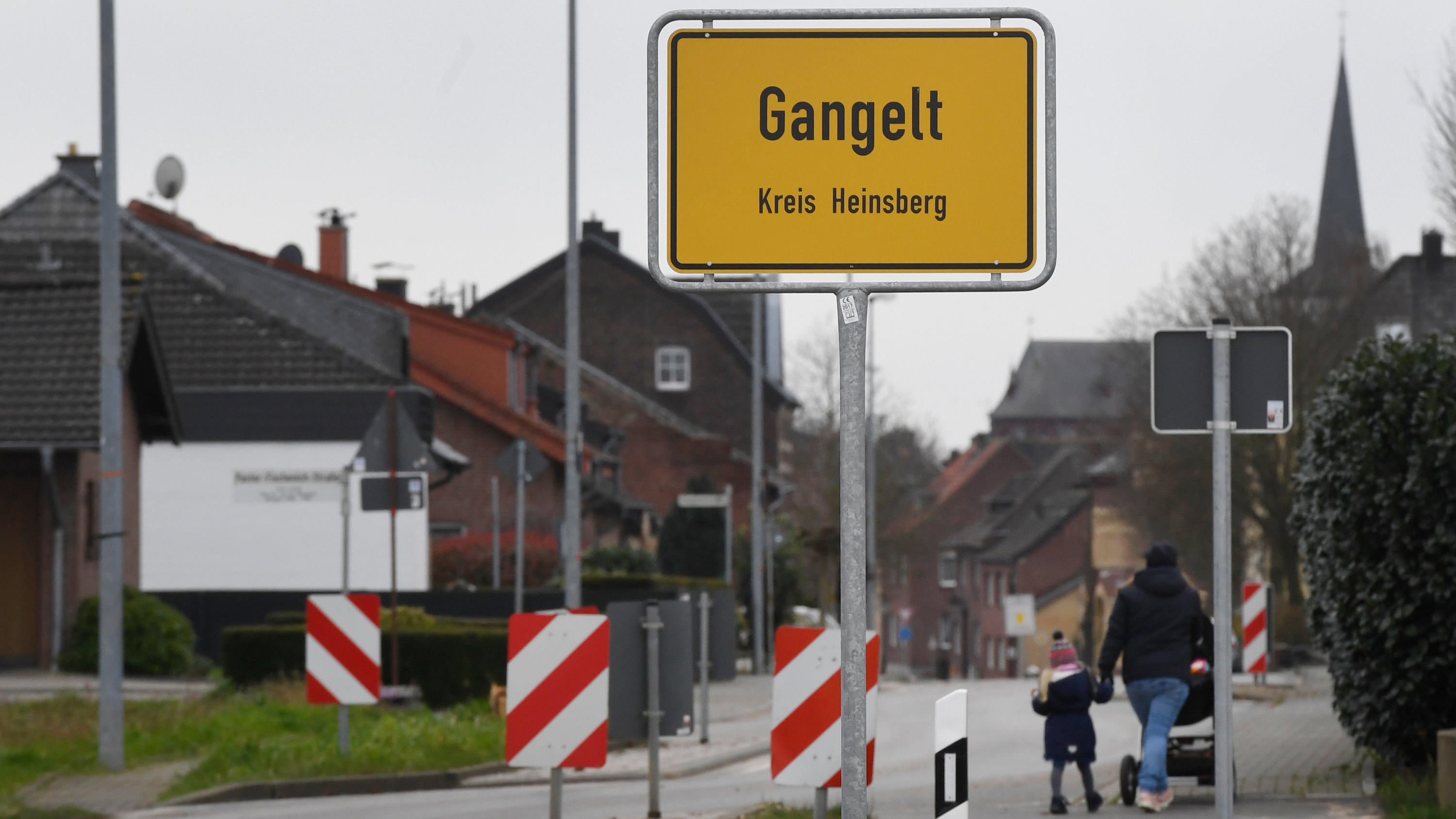 28.02.2020, Nordrhein-Westfalen, Gangelt: Das Ortsschild der Stadt Gangelt im Kreis Heinsberg steht an der Ortseinfahrt. Das Coronavirus verbreitet sich in Nordrhein-Westfalen. Am Freitag meldeten die Behörden 35 Erkrankte im Kreis Heinsberg. Mehr al