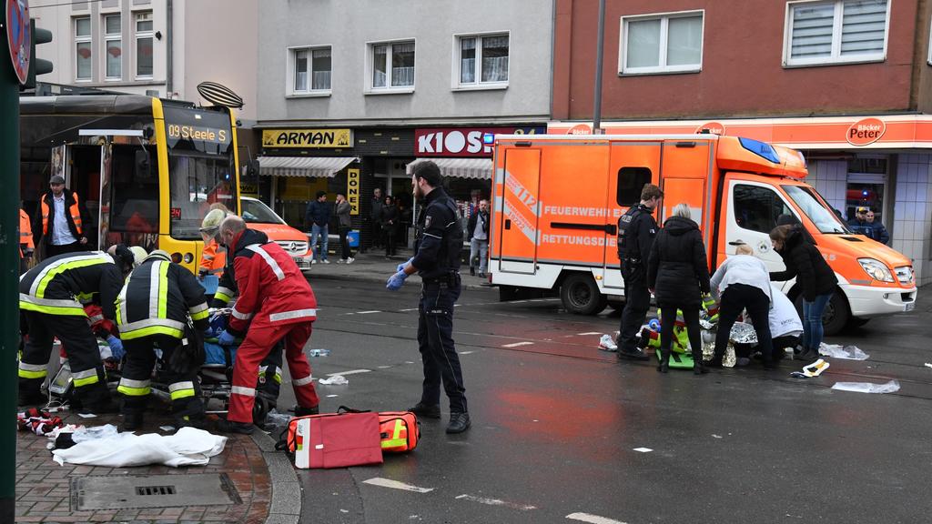 29.02.2020, Nordrhein-Westfalen, Essen: Einsatzkräfte versorgen Verletzte, nachdem eine Seniorin an einer Straßenbahn-Haltestelle in eine Menschenmenge gefahren war. Elf Menschen seien verletzt worden, drei von ihnen schwebten in Lebensgefahr, sagte