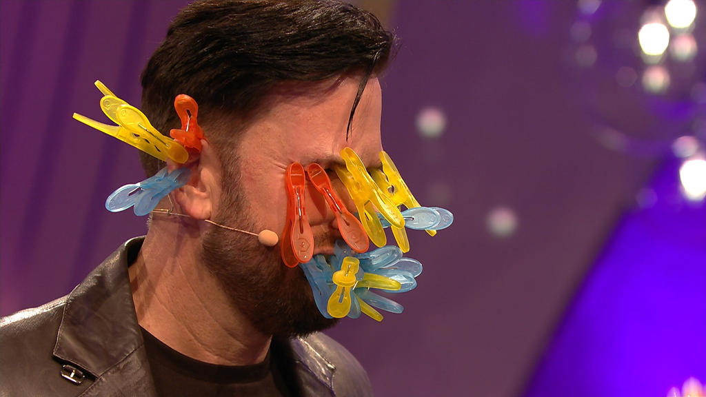 Michael Wendler muss sich Wäscheklammern ins Gesicht klammern lassen.