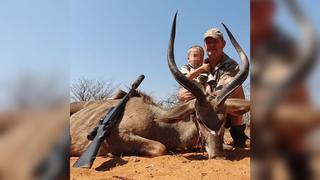 „Gerhard wurde zum echten Jäger und schoss heute mit vier Jahren seinen ersten Kudu!“, steht unter dem Foto, das nach der Jagd aufgenommen wurde.