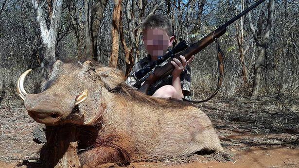 Kinder posieren nach der Jagd neben den abgeschossenen Wildtieren.