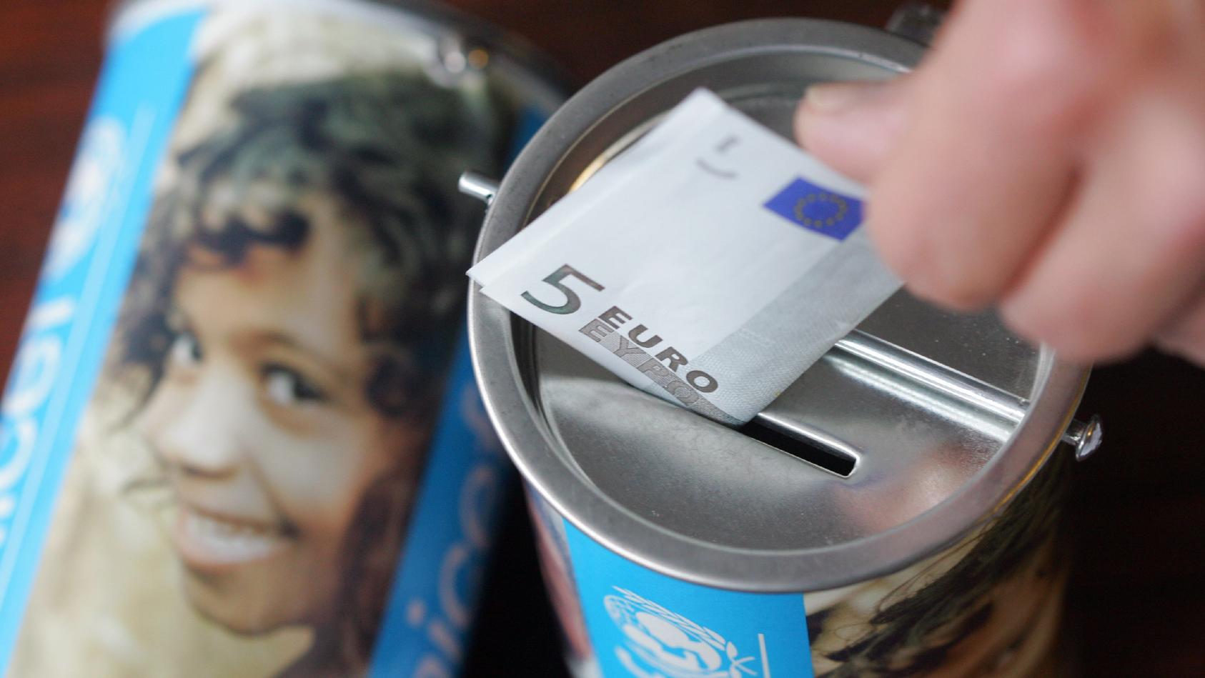 Das gesammelte Geld soll die weltweite Corona-Impfkampagne COVAX von der Weltgesundheitsorganisation (WHO) und der UNICEF unterstützen.