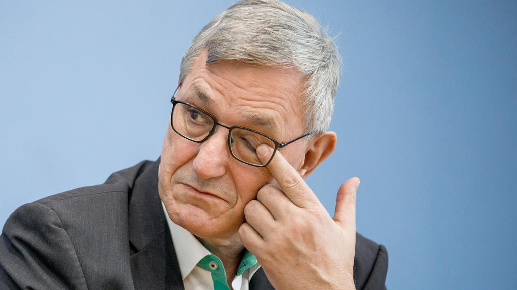 24.02.2020, Berlin: Bernd Riexinger, Parteivorsitzdender von Die Linke, spricht vor Journalisten in der Bundespressekonferenz zur Wahl in Hamburg. Foto: Carsten Koall/dpa +++ dpa-Bildfunk +++