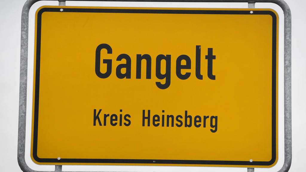 28.02.2020, Nordrhein-Westfalen, Gangelt: Das Ortsschild der Stadt Gangelt im Kreis Heinsberg steht an der Ortseinfahrt. Das Coronavirus verbreitet sich in Nordrhein-Westfalen. Am Freitag meldeten die Behörden 35 Erkrankte im Kreis Heinsberg. Mehr al