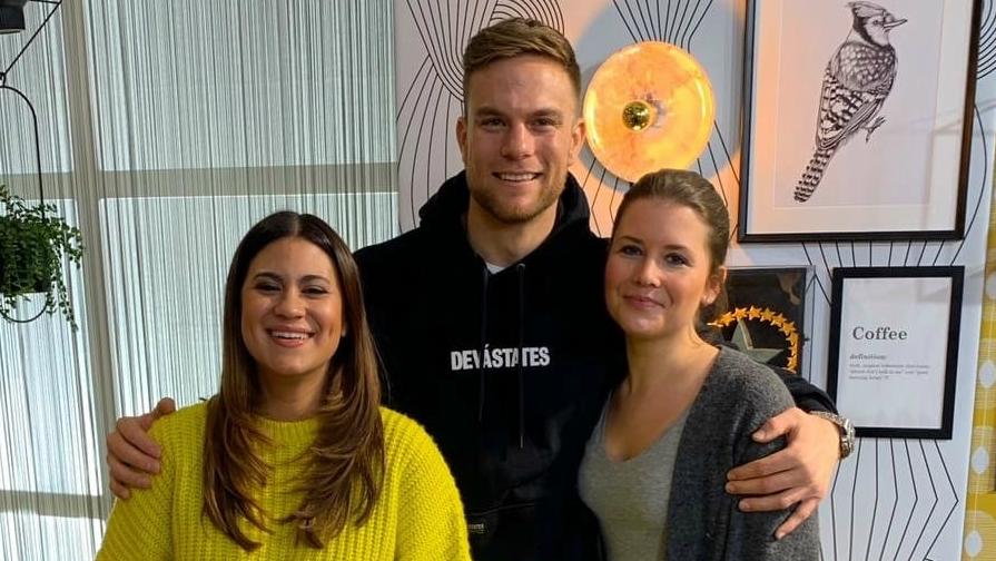 Die Moderatorinnen Steffi Brungs und Inken Wriedt mit Bachelor Sebastian Preuss