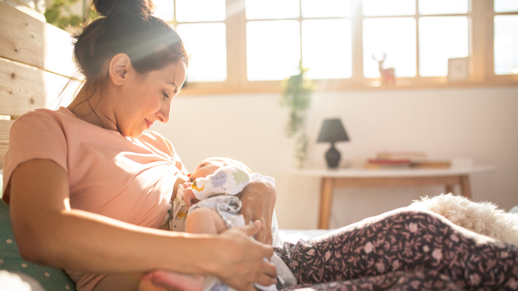 Stillhütchen können beim Stillen unterstützen, wenn das Baby Probleme hat, die Brustwarze richtig zu fassen. Doch wann ist die Hilfe wirklich nötig und was sollte bei Auswahl und Anwendung beachtet werden?