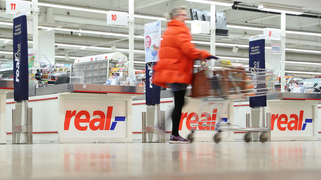 19.02.2020, Nordrhein-Westfalen, Bielefeld: Das "Real"-Logo ist an Kassen eines Real Supermarktes zu sehen. Der Handelskonzern Metro hat nach monatelangem Tauziehen endlich den Verkauf seiner angeschlagenen Supermarktkette Real unter Dach und Fach ge
