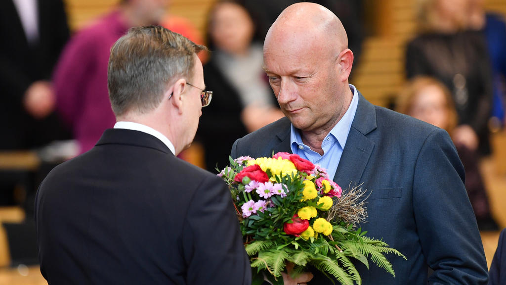 04.03.2020, Thüringen, Erfurt: Der neu gewählte Ministerpräsident Bodo Ramelow (l, Die Linke), nimmt nach dem dritten Wahlgang die Glückwünsche des bisher geschäftsführenden Ministerpräsidenten Thomas Kemmerich (FDP) entgegen im Landtag bei der Minis