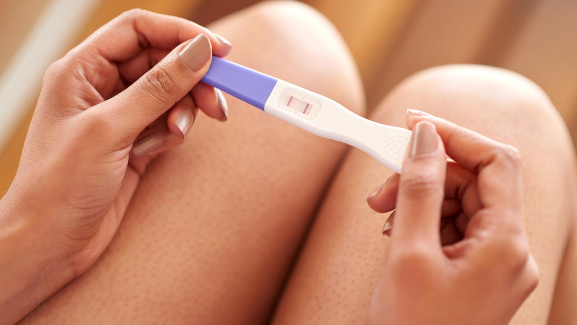 Frau mit Schwangerschaftstest