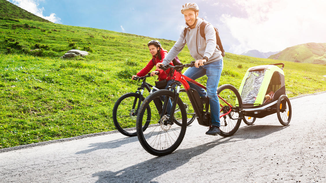 Familie unterwegs mit Fahrradanhänger