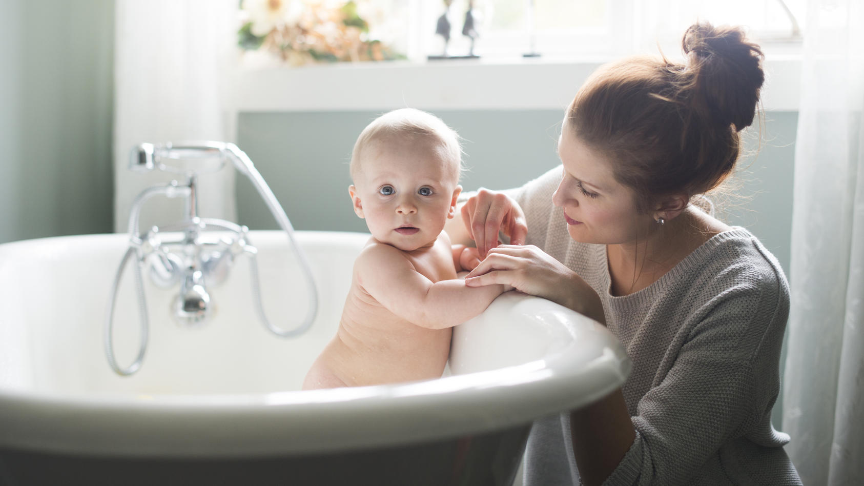 Beim Baden des Babys ist die richtige Temperatur entscheidend für ein hautschonendes Badevergnügen. Ein Badethermometer kann helfen für eine angenehme Temperatur zu sorgen und die empfindliche Babyhaut zu schonen.