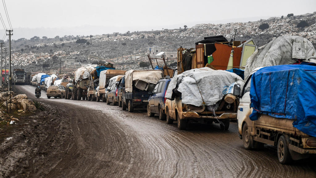 13.02.2020, Syrien, Idlib: Zivilisten fliehen mit ihren Habseligkeiten aus Idlib. Die Offensive syrischer Regierungstruppen auf die letzte große Rebellenhochburg um die Stadt Idlib treibt immer mehr verzweifelte Menschen in die Flucht.