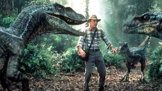 Der Paläontologe Alan Grant (Sam Neill) findet sich in einer Filmszene von "Jurassic Park III" plötzlich von einer Gruppe Dinosaurier umringt. Trotz anfänglichen Missmutes hatte sich der Wissenschaftler von Ehepaar Kirby zu einer Tour auf seine Forschungsinsel Isla Nublar überreden lassen. Was zu Beginn nur ein Ausflug in die prähistorische Vergangenheit werden sollte, endet in einer dramatischen Rettungsaktion des Kirby-Sohnes Eric.... Starttermin: 2.8.2001.
