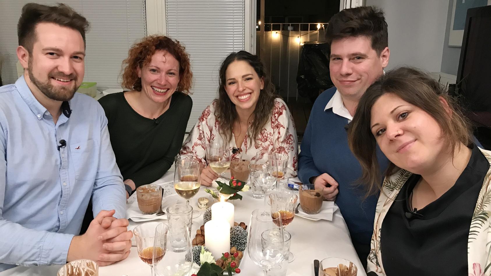 Markus, Susanne, Gastgeberin Klara, Simon und Ina beim perfekten Dinner in Wien.