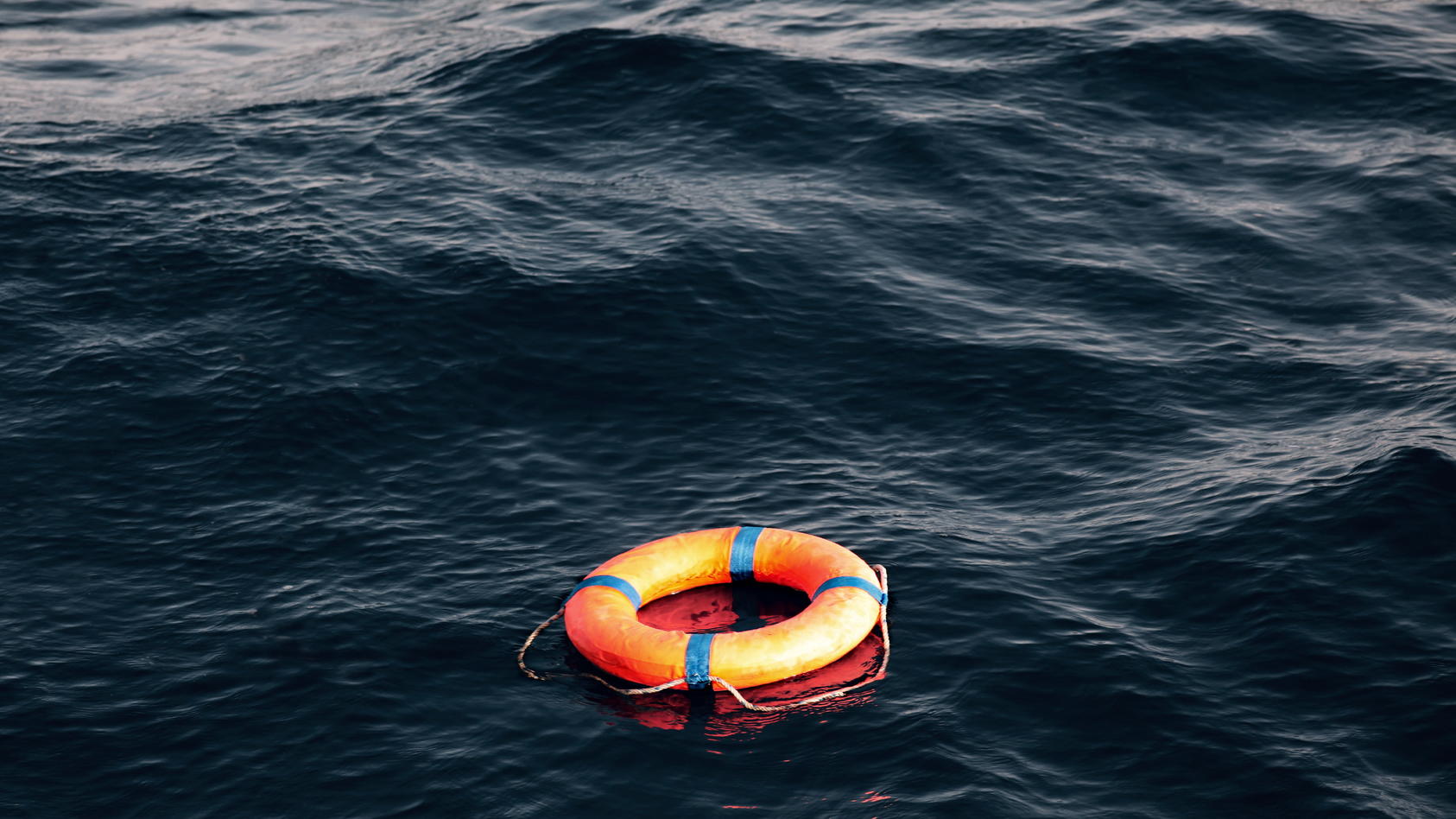 Zivile Seenotrettung von BootsflÃ_chtlingen im Mittelmeer vor Libyen -an Bord des Seenotkreuzers 'Minden' der Organisation LIFEBOAT: Hier: Symbolfoto. Ein Rettungsring treibt wÃ_hrend einer RettungsÃ_bung der freiwilligen FlÃ_chtlingshelfer einsam au