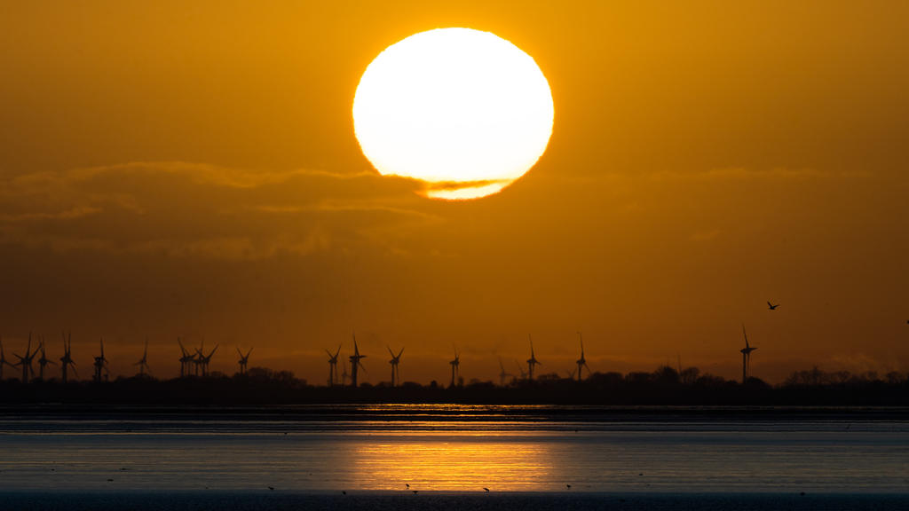 27.02.2020, Niedersachsen, Norderney: Der Sonnenaufgang ist über dem Festland an der ostfriesischen Nordseeküste zu sehen. Fotografiert von der Insel Norderney aus. Foto: Mohssen Assanimoghaddam/dpa +++ dpa-Bildfunk +++