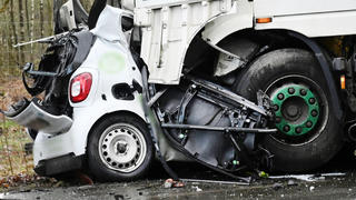 09.03.2020, Nordrhein-Westfalen, Schermbeck: Ein Kleinwagen ist auf einer Landstrasse bei Schermbeck mit einem Lastwagen kollidiert. Bei dem Unfall verstarb eine Person in dem Kleinwagen. Die Landstrasse bleibt voerst gesperrt. Foto: Guido Bludau/dpa +++ dpa-Bildfunk +++