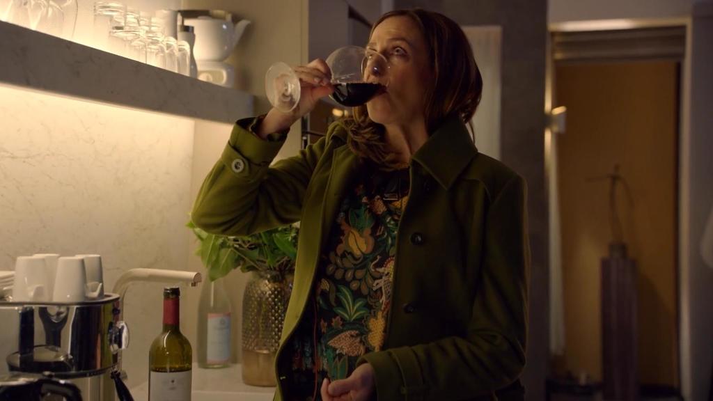 Katrin bekämpft ihre Einsamkeit mit Alkohol.