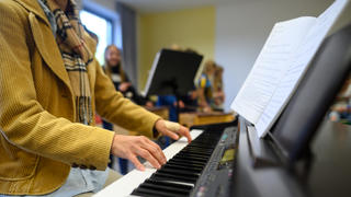 ARCHIV - 13.05.2019, Baden-Württemberg, Remshalden: Eine Lehrerin spielt im Musikunterricht Klavier. (zu dpa: «Studie: Musikunterricht wird oft nicht von Musiklehrern erteilt») Foto: Sebastian Gollnow/dpa +++ dpa-Bildfunk +++