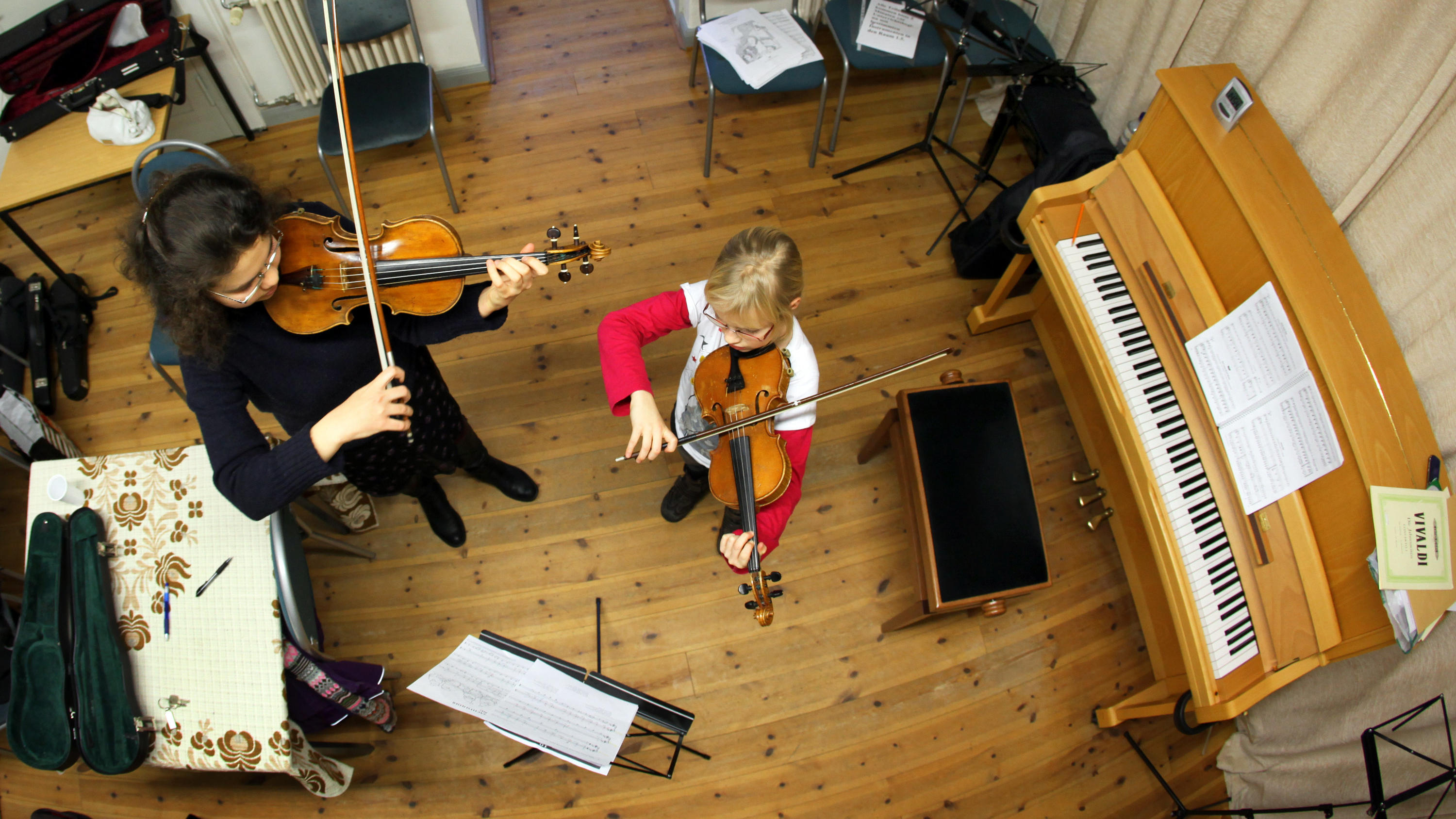 Eine Musikschülerin probt mit ihrer Musiklehrerin auf der Geige. (zu dpa "Lehrer für Musikunterricht an Grundschulen fehlen") Foto: Jens Büttner/dpa-Zentralbild/dpa +++ dpa-Bildfunk +++